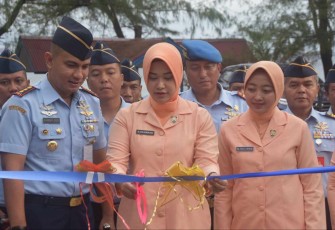 Danlanud Mus Letkol Pnb Fahrur Rozi saat mendampingi Ketua Yasarini Cab Maimun Saleh gunting pita resmikan gapura Paud Angkasa