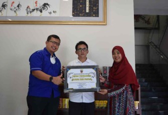 Ketua PIA Ardhya Garini Cabang 21/D.I Lanud Hang Nadim Ny Anggi Iwan Setiawan saat memberikan piagam penghargaan 