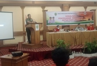 Pasiops Kodim 0906/Kkr Kapten Arm Patar Silalahi saat memberikan materi sosialisasi penanganan Karhutla 