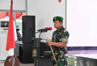 Danrem 023/KS Kol Inf Dodi Triwinarto saat memberikan arahan kenaikan pangkat prajuritnya. Sabtu (1/10)
