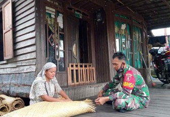 Serda Sasliherwindu bersama warga binaannya di desa Palukahan. Sabtu (1/10)