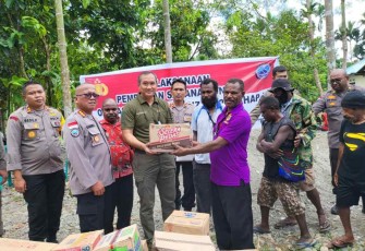 Bantuan Satgas Binmas Damai Cartenz di komplek pasar Kampung bintang lima. Sabtu (1/10)