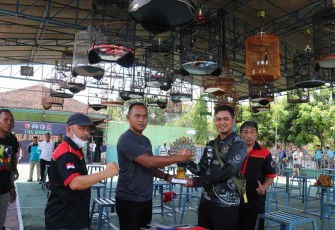 Dandim 0805/Ngawi saat memberikan hadiah juara lomba, Minggu (2/10)