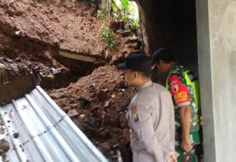 Serka Widiyanto saat di rumah warga binaan terkena longsor. Minggu (2/10)