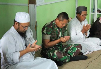 Dandim 1001/HSU-BLG Letkol Inf Dhuwi Hendradjaja doa bersama mengawali Pra TMMD Ke-115 di Masjid Al Hidayah desa Matang Hanau, Minggu (2/10)