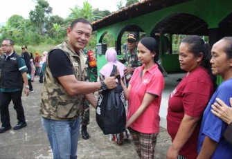 Dandim 0803/Madiun Letkol Inf Meina Helmi saat memberikan bantuan sembako. Minggu (2/10)