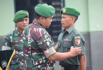 Kasrem 081/DSJ Letkol Inf Yuli Eko Purwanto saat menyematkan tanda pangkat prajuritnya. Senin (3/10)