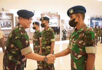 Kamuspusdirla Kolonel Sus Yuto Nugroho memberikan ucapan selamat kenaikan pangkat prajuritnya. Senin (3/10)
