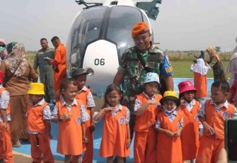Siswa TK Angkasa Rajawali antusias melihat helikopter TNI AU di Lanud Sugiri Sukani Majalengka, Senin (3/10)