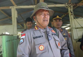 Kasatgas Binmas Ops Damai Cartenz Kombes Pol Nanang Purnomo saat memberikan keterangan pers di spot peternakan babi Kabupaten Mimika. Senin (3/10)