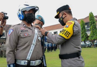 Kapolres Jombang AKBP Moh Nurhidayat saat apel kesiapan anggotanya dalam  operasi zebra Semeru. Senin (3/10)