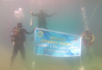 Kenaikan pangkat prajurit di dasar laut Nabire. Senin (3/10)