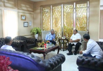 Tejo Harwanto saat menerima Wakil Ketua Pengadilan Tinggi Banten di ruang kerjanya. Senin (3/10)