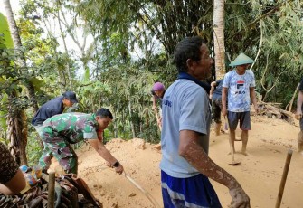 Gotong-royong bantu warga terkena musibah tanah longsor 