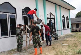 Karya bakti bersihkan sarana ibadah
