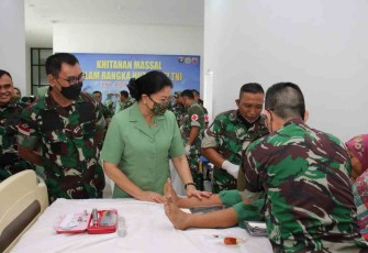 Sunatan massal dalam rangka menyambut HUT ke 77 TNI di Kodam XII/Tpr