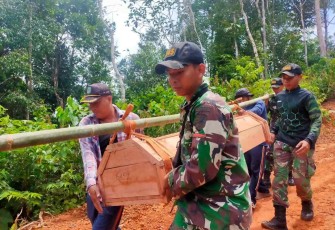 Bantu prosesi pemakaman warga di perbatasan 