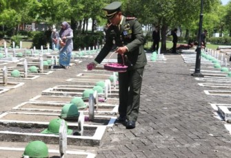 Dandim 0805/Ngawi Letkol Inf Adi Wirawan tabur bunga di TMP Dr Radjiman Wedyadiningrat. Selasa (4/10) 