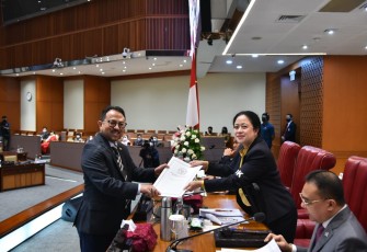 Puan Maharani saat penyerahan surat pengesahan 9 calon anggota Komnas HAM di Gedung Nusantara II Jakarta, Selasa (4/10)