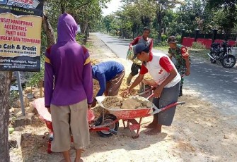 Perbaikan jalan desa akses menuju persawahan warga
