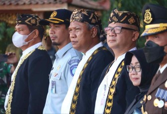 Tejo Harwanto memakai pakaian adat saat peringatan HUT ke 22 provinsi Banten. Selasa (4/10)