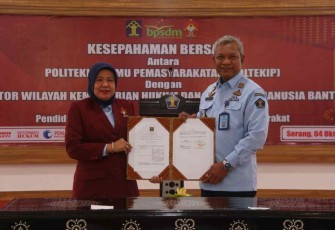 Tejo Harwanto tandatangani nota kesepahaman dengan Poltekip. Selasa (4/10)