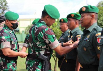 Dandim 0906/Kkr Letkol Inf Jeffry Satria saat penyematan pangkat prajuritnya. Selasa (4/10)