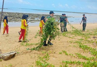 Karya bakti bersihkan pantai