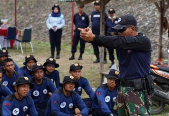 Petugas lapas Cilegon mengikuti pelatihan menembak. Rabu (5/10)