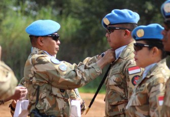 Dansatgas BCG TNI Kolonel Inf M.Faizal Nasution menyematkan kenaikan pangkat prajuritnya. Rabu (5/10)