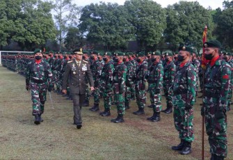 Kasdiv 2 Kostrad Brigjen TNI Mohammad Fajar saat pengecekan pasukan peringatan HUT TNI ke-77 di Madivif 2. Rabu (5/10)