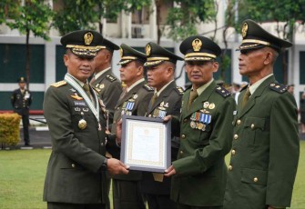 Kaskostrad Mayjen TNI Muh Nur Rahmad memberikan penghargaan prajurit berprestasi. Rabu (5/10) 