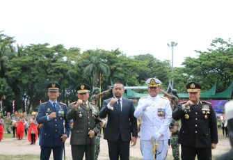 Danlanud Sutan Sjahrir Kol Nav Saeful Rakhmat foto bersama usai upacara peringatan HUT TNI ke-77 di lapangan Imam Bonjol Padang, Rabu (5/10)