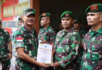 Pangdam XII/Tpr Mayjen TNI Sulaiman Agusto berikan penghargaan prajurit berprestasi. Kamis (6/10)