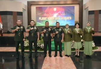 Pangdam Jaya Mayjen TNI Untung Budiharto saat foto bersama Danrem 052/Wkr usai sertijab di Makodam Jaya. Kamis (6/10)