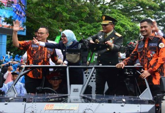 Senyum sumringah Bupati Lebak Iti Octavia Jayabaya naik kendaraan taktis TNI. Rabu (5/10)