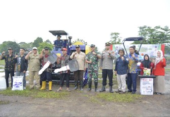 Karya Bakti Kodim 0906/Kutai Kartanegara TA. 2022 di Desa Manunggal Daya, Kamis (6/10)