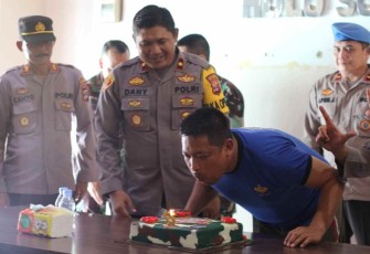 Kasdim 1001/HSU-BLG Mayor Inf Eko Santoso meniup lilin kue ulang tahun kado spesial Polres Balangan. Jum'at (7/10)