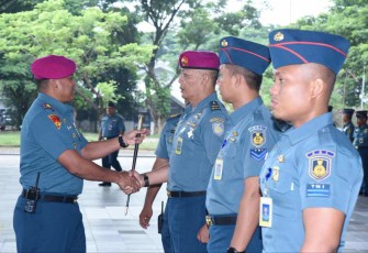 Dandenma AAL Letkol Marinir Aang Andi Warta memberikan ucapan selamat kenaikan pangkat prajuritnya. Surabaya Kamis (6/10)