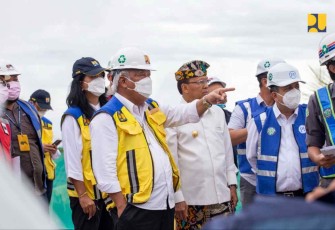 Menteri Basuki memberikan arahan saat meninjau pelaksanaan penataan pura Agung Besakih, Kamis (6/10)
