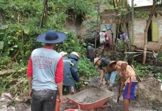 Gotong royong bersama warga binaan 