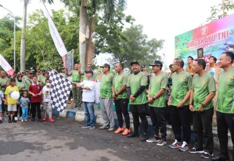 Dandim 0805/Ngawi Letkol Inf Adi Wirawan lepas peserta jalan sehat. Sabtu (8/10)