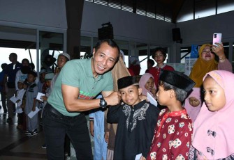 Pangdam Hasanuddin Mayjen TNI Dr. Totok Imam Santoso saat memberikan santunan ayak yatim. Sabtu (8/10)