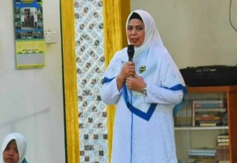 Hj. Kumalasari Ansar Ahmad saat memberikan bantuan