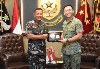 Pangdam Jaya Mayjen TNI Untung Budiharto menerima cenderamata BG Goh Pei Ming Division Commander Singapura di Makodam, Jakarta, Sabtu (8/10) 