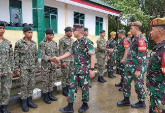Kasdam XII/Tpr Brigjen TNI Djauhari saat mengunjungi pos satgas Yonarmed 19/Trik Bogani di perbatasan. Minggu (9/10)