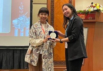 Dokumentasi: Mahasiswi UPER, Fransisca Indah Permatasari, saat mendapatkan penghargaan Best Oral Presentasion di The 46th IPA Convention and Exhibition, 2022.
