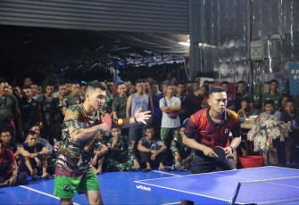 Prajurit KRI Banda Aceh-593 tanding tenis meja