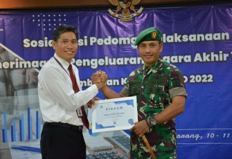 Penyerahan piagam dari Plt Kepala KPPN Semarang kepada Danrem 073/Mkt