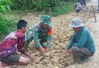 Gotong-royong perbaiki jalan pemukiman 